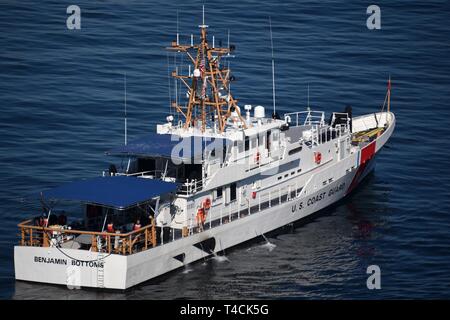 Il Guardacoste Benjamin Bottoms tira nel porto di Los Angeles canale verso il suo homeport a Coast Guard Base Los Angeles-Long Spiaggia di San Pedro, California, 18 marzo 2019. Il Benjamin Fondi è la quarta sede in California risposta veloce taglierina. (Coast Guard Foto Stock