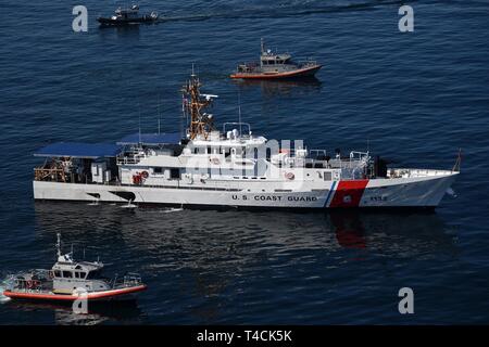 Il Guardacoste Benjamin Bottoms tira nel porto di Los Angeles canale verso il suo homeport a Coast Guard Base Los Angeles-Long Spiaggia di San Pedro, California, 18 marzo 2019. Il Benjamin Fondi è la quarta sede in California risposta veloce taglierina. (Coast Guard Foto Stock