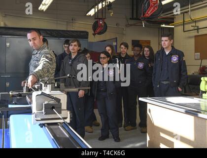 Gli studenti di aviazione da Westfield Accademia Tecnica osservare Tech. Sgt. Ed McGaughey, 104th gruppo di manutenzione degli aeromobili Sistemi pneudraulics tecnico di manutenzione, piegando il tubo per una linea di rottura durante un tour 19 marzo 2019, presso Barnes Air National Guard Base, Massachusetts. Tredici studenti provenienti da Westfield Accademia tecnica acquisita una comprensione più profonda dei sistemi idraulici ed elettrici e sistemi ambientali negozi presso il 104th Fighter Wing durante il tour. Foto Stock