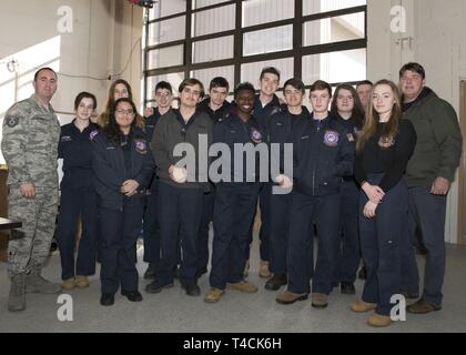 Gli studenti di aviazione da Westfield Accademia tecnica hanno visitato gli impianti idraulici ed elettrici e sistemi ambientali negozi della 104th gruppo Manutenzione Marzo 19, 2019, presso Barnes Air National Guard Base, Massachusetts. Tredici studenti provenienti da Westfield Accademia tecnica acquisita una più profonda comprensione del gruppo manutenzione presso la 104th Fighter Wing durante il tour. Foto Stock