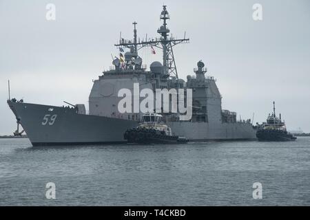 SEAL Beach, California (19 marzo 2019) Ticonderoga-class guidato-missili cruiser USS Princeton (CG 59) tira in Naval Weapons Station Seal Beach. La nave sarà a disposizione del pubblico per visite guidate marzo 23 e 24 nel supporto del settantacinquesimo anniversario della stazione delle armi. Foto Stock