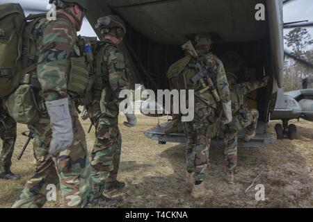 Royal Marines olandese con il 2° plotone, XXXII razzia Squadron, carico su una CH-53E Super Stallion dalla Marina elicottero pesante Squadron 366 (HMH-366) durante la conduzione di rapide operazioni di corda durante l'olandese bilaterale (Bilat olandese) formazione annuale esercizio, su Camp Lejeune, North Carolina, Marzo 19, 2019. Bilat olandese porta U.S. Marines e Royal Dutch Marines insieme per rafforzare le relazioni e aumentare l'interoperabilità. Foto Stock