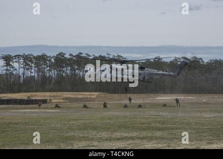 Royal Marines olandese con il 2° plotone, XXXII razzia Squadron, fornire protezione dopo fast roping da un CH-53E Super Stallion dalla Marina elicottero pesante Squadron 366 (HMH-366) durante l'olandese bilaterale (Bilat olandese) formazione annuale esercizio, su Camp Lejeune, North Carolina, Marzo 19, 2019. Bilat olandese porta U.S. Marines e Royal Dutch Marines insieme per rafforzare le relazioni e aumentare l'interoperabilità. Foto Stock