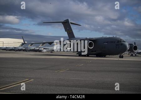 Una C-17 Globemaster III taxi ad un posto di parcheggio a base comune Charleston, Carolina del Sud, 20 marzo 2019. Il C-17 può eseguire tactical airlift e airdrop missioni e può trasportare cucciolate e pazienti in deambulazione durante le evacuazioni di medicina aeronautica. Foto Stock