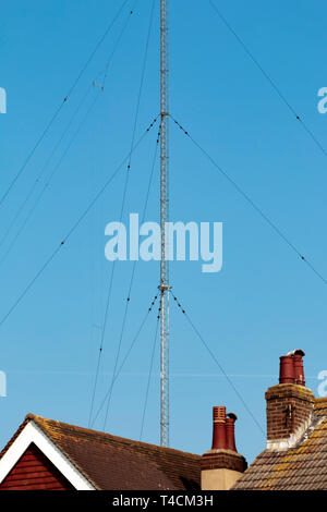 Grande palo telefonico svettante su tetti in Shoreham, West Sussex Foto Stock