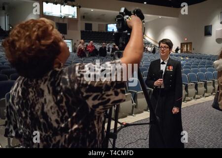 HARRISONBURG, Va. (19 marzo 2019) musicista di prima classe Allison Fletcher, ottiene pronto a fare un colloquio per un locale del canale di notizie in seguito la banda della marina militare in concerto a Harrisonburg High School di Harrisonburg, Virginia. Fletcher, dalla foresta, Virginia, è un diplomata di James Madison University, che si trova in Harrisonburg. Gli Stati Uniti La banda della marina militare effettuata in 10 stati durante la sua 23-city, 5.000-mile tour, il collegamento delle comunità di tutta la nazione per la loro Marina. Foto Stock