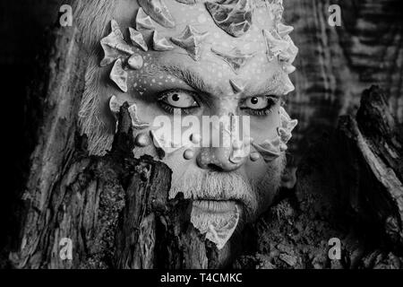 L'uomo monster con il bianco degli occhi e spine sulla faccia Foto Stock