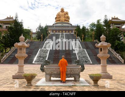 Happy Buddha, monaco presso un altare, provincia di Chiang Rai, Thailandia del Nord della Thailandia Foto Stock