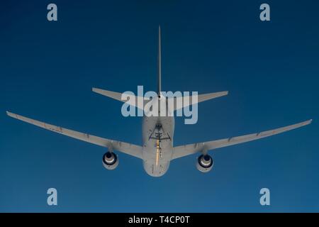Una KC-46 Pegasus, assegnato al 334 Air Refuelling Squadron, manovre per eseguire la fornitura in volo con un C-17 Globemaster III durante una missione di addestramento, Marzo 21, 2019 su base comune Charleston, Carolina del Sud. Il KC-46 Pegasus è la nuovissima antenna petroliera di rifornimento negli Stati Uniti Air Force. Foto Stock