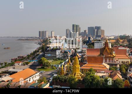 Vista panoramica con il Wat Ounalom, Riverside e sullo skyline di Koh Pich, il fiume Tonle Sap, Phnom Penh Cambogia Foto Stock