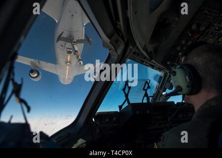 Lt. Col. Matt Thurber, un pilota assegnato per il trecentesimo Airlift Squadron, Base comune Charleston, Carolina del Sud, manovre un C-17 Globemaster III per eseguire la fornitura in volo con una KC-46 Pegasus, assegnato al 334 Air Refuelling Squadron, McConnell Air Force Base in Kansas durante una missione di addestramento Marzo 21, 2019. Il KC-46 Pegasus è la nuovissima antenna petroliera di rifornimento negli Stati Uniti Air Force. Foto Stock