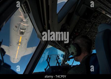 Lt. Col. Matt Thurber, un pilota assegnato per il trecentesimo Airlift Squadron, Base comune Charleston, Carolina del Sud, le manovre con un C-17 Globemaster III per eseguire la fornitura in volo KC-46 Pegasus, assegnato al 334 Air Refuelling Squadron, durante una missione di addestramento Marzo 21, 2019. Il KC-46 Pegasus è la nuovissima antenna petroliera di rifornimento negli Stati Uniti Air Force. Foto Stock