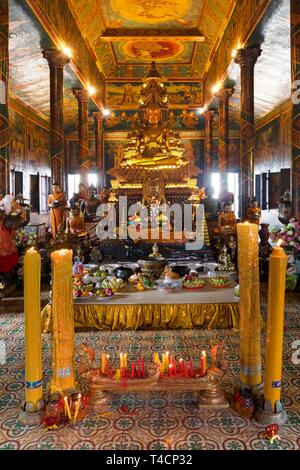 In bronzo dorato con Buddha offerte, Wat Phnom, Daun Penh, Phnom Penh Cambogia Foto Stock