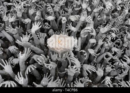 Mani supplicanti per aiutare, rappresentazione dell'inferno, ponte per l'ingresso dei templi bianco, Wat Rong Khun, Chiang Rai, Thailandia del Nord della Thailandia Foto Stock