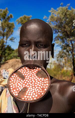 Donna con grande piastra a labbro, la tribù dei Mursi, Parco Nazionale di Mago, sud della nazionalità delle nazioni e dei popoli " Regione, Etiopia Foto Stock