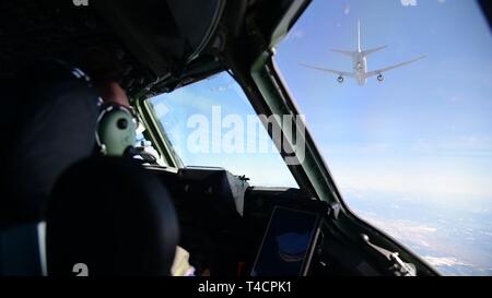 Il cap. Chris Rogoski,un pilota assegnato alla terza Airlift Squadron, Dover Air Force Base, Del., mosche C-17 Globemaster III durante il rifornimento di aria di formazione con un Boeing KC-46A Pegasus su Marzo 22, 2019 vicino a Fairchild Air Force Base, nello Stato di Washington La formazione segna la prima volta a dover AFB aeromobili e 3° Airlift Squadron C-17 ha rifornito di combustibile con il nuovo KC-46 Petroliera Foto Stock