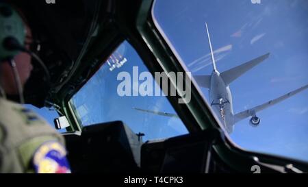 Il cap. Chris Rogoski, un pilota assegnato alla terza Airlift Squadron, Dover Air Force Base, Del., mosche C-17 Globemaster III durante il rifornimento di aria di formazione con un Boeing KC-46A Pegasus su Marzo 22, 2019 vicino a Fairchild Air Force Base, nello Stato di Washington La formazione segna la prima volta a dover AFB aeromobili e 3° Airlift Squadron C-17 ha rifornito di combustibile con il nuovo KC-46 Petroliera Foto Stock