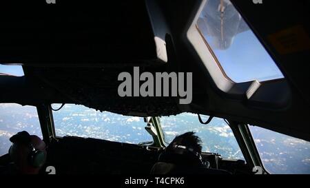 Una C-17A Globemaster III equipaggio assegnati al 3° Airlift Squadron, Dover Air Force Base, Del., conduce il rifornimento di aria di formazione con un Boeing KC-46A Pegasus su Marzo 22, 2019 vicino a Fairchild Air Force Base, nello Stato di Washington La formazione segna la prima volta a dover AFB aeromobili e 3° Airlift Squadron C-17 ha rifornito di combustibile con il nuovo KC-46 Petroliera Foto Stock