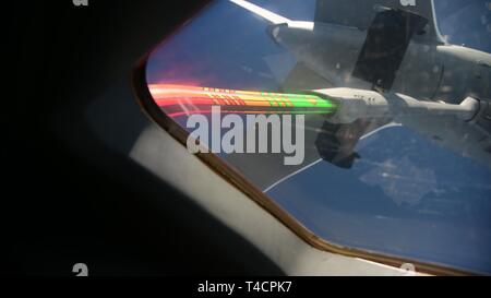 Una C-17A Globemaster III equipaggio assegnati al 3° Airlift Squadron, Dover Air Force Base, Del., conduce il rifornimento di aria di formazione con un Boeing KC-46A Pegasus su Marzo 22, 2019 vicino a Fairchild Air Force Base, nello Stato di Washington La formazione segna la prima volta a dover AFB aeromobili e 3° Airlift Squadron C-17 ha rifornito di combustibile con il nuovo KC-46 Petroliera Foto Stock