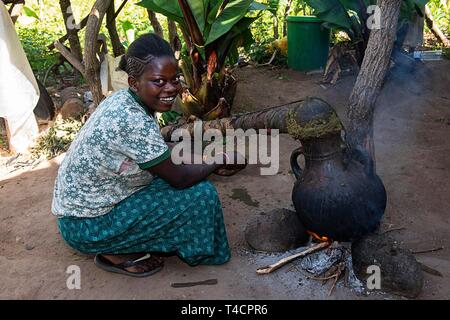 Donna che lavorano in una distilleria, villaggio del gruppo etnico di Ari, Jinka, bassa valle dell'Omo, regione dell'Omo, sud Etiopia, Etiopia Foto Stock