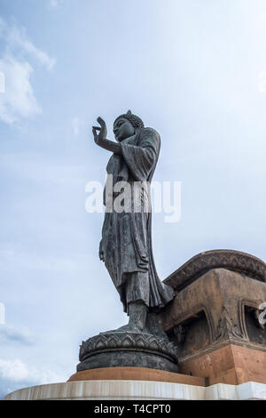 Nero statua del Buddha in piedi su Lotus Foto Stock