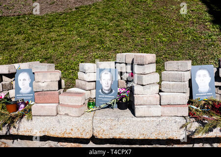 Memoriale di fortuna su Heroyiv Nebesnoyi Sotni Alley per commemorare le vittime delle proteste a Maidan Nezalezhnosti (Piazza Maidan) nel centro di Kiev Foto Stock