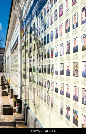 Guerra in Donbass: foto e nomi dei soldati uccisi nei pro-russo uprest nella regione di Donbass sono visualizzate sulle pareti esterne di San Mich Foto Stock
