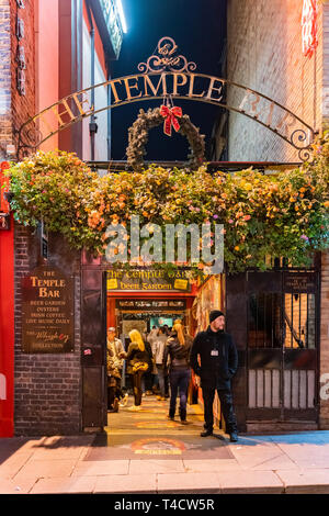 Dublino, Ott 28: Notte Vista esterna del famoso quartiere Temple Bar il Ott 28, 2018 a Dublino, Irlanda Foto Stock