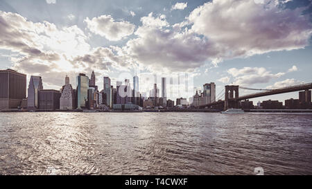 La città di New York skyline al tramonto, tonificazione del colore applicato, STATI UNITI D'AMERICA. Foto Stock