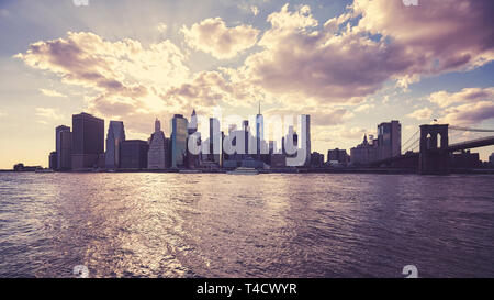Skyline di Manhattan silhouette al tramonto, tonificazione del colore applicato, NYC. Foto Stock
