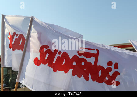 Gdansk, Polonia 4th. Aprile, 2019 Solidarietà (NSZZ Solidarnosc) sindacalisti azienda flag non sono visibili durante la protesta al di fuori del Pomorski Urzad Woj Foto Stock