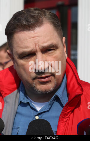 Gdansk, Polonia 4th. Aprile, 2019 Solidarietà (NSZZ Solidarnosc) unione presidente Piotr Duda visto durante la protesta al di fuori del Pomorski Urzad Wojewodzki Foto Stock