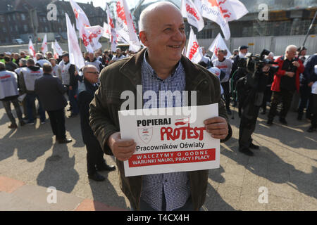 Gdansk, Polonia 4th. Aprile, 2019 Solidarietà (NSZZ Solidarnosc) unione attivista radicale Karol Guzikiewicz è visto durante la protesta al di fuori del Pomorski Foto Stock