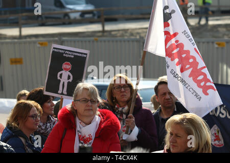 Gdansk, Polonia 4th. Aprile, 2019 Solidarietà (NSZZ Solidarnosc) sindacalisti azienda flag non sono visibili durante la protesta al di fuori del Pomorski Urzad Woj Foto Stock