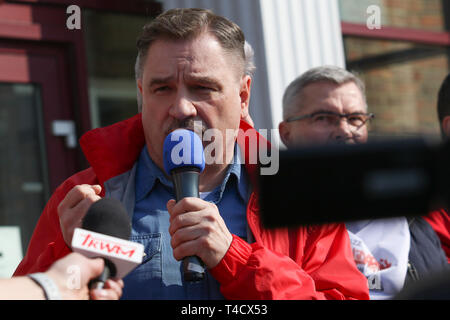 Gdansk, Polonia 4th. Aprile, 2019 Solidarietà (NSZZ Solidarnosc) unione presidente Piotr Duda visto durante la protesta al di fuori del Pomorski Urzad Wojewodzki Foto Stock