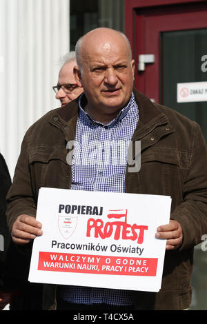 Gdansk, Polonia 4th. Aprile, 2019 Solidarietà (NSZZ Solidarnosc) unione attivista radicale Karol Guzikiewicz è visto durante la protesta al di fuori del Pomorski Foto Stock