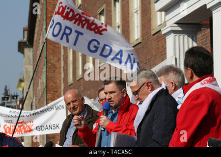 Gdansk, Polonia 4th. Aprile, 2019 Solidarietà (NSZZ Solidarnosc) unione presidente Piotr Duda visto durante la protesta al di fuori del Pomorski Urzad Wojewodzki Foto Stock