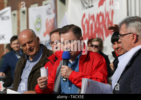 Gdansk, Polonia 4th. Aprile, 2019 Solidarietà (NSZZ Solidarnosc) unione presidente Piotr Duda visto durante la protesta al di fuori del Pomorski Urzad Wojewodzki Foto Stock