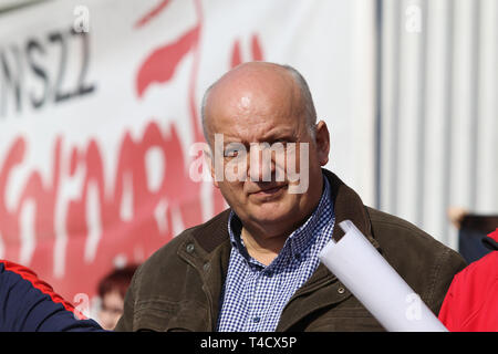 Gdansk, Polonia 4th. Aprile, 2019 Solidarietà (NSZZ Solidarnosc) unione attivista radicale Karol Guzikiewicz è visto durante la protesta al di fuori del Pomorski Foto Stock