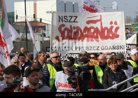 Gdansk, Polonia 4th. Aprile, 2019 Solidarietà (NSZZ Solidarnosc) sindacalisti azienda flag non sono visibili durante la protesta al di fuori del Pomorski Urzad Woj Foto Stock