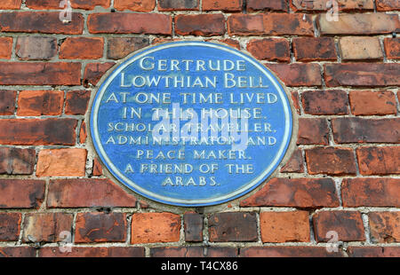 Targa blu al rosso Barns Hotel redcar cleveland ex casa di explorer e arabist Gertrude Bell Foto Stock