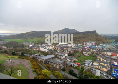 Vista dal Monumento Nelson, Calton Hill, Edimburgo. GV, Old Royal high school, Arthur Seat, dirupi holyrood Foto Stock