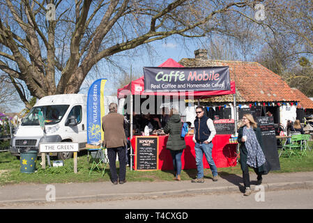 Thriplow, Cambridge, Inghilterra, Regno Unito - Marzo 2019: piccolo box outdoor cafe vendita del caffè e torte fatte in casa in un villaggio fair Foto Stock