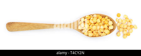 Giallo piselli spezzati in un cucchiaio di legno isolato su sfondo bianco. Vista superiore Foto Stock