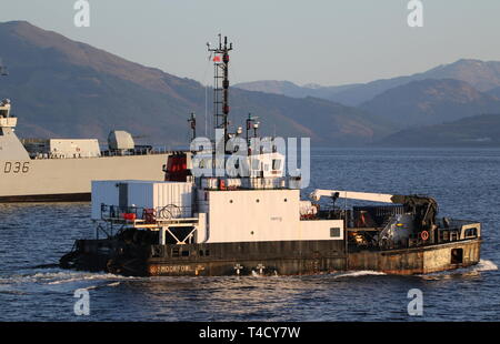 Moorfowl SD, un ormeggio immersioni di classe nave di supporto gestito da Serco servizi nautici, passando Gourock durante l'esercizio comune della Warrior 19-1. Foto Stock