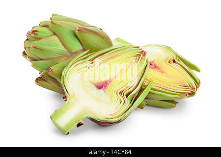 Carciofi freschi e metà isolato su sfondo bianco closeup Foto Stock