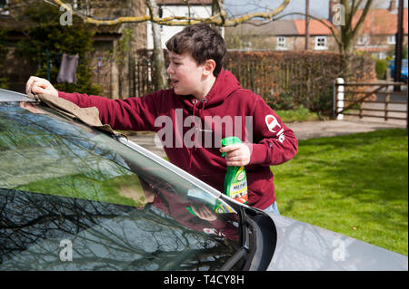 Il lavoro minorile, dieci anni di vecchio ragazzo pulizia vetri auto in  corrispondenza di una intersezione, Santa Cruz, Bolivia, Sud America Foto  stock - Alamy