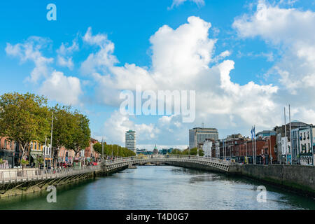 Dublino, Ott 28: vista la mattina del famoso Ha'penny Bridge con la Custom House dietro il Ott 28, 2018 a Dublino, Irlanda Foto Stock