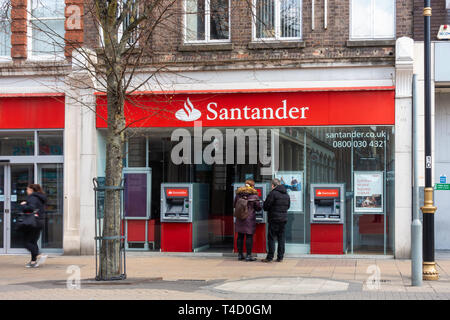 Una filiale della banca di Santander su George Street a Luton, Bedfordshire, Regno Unito Foto Stock