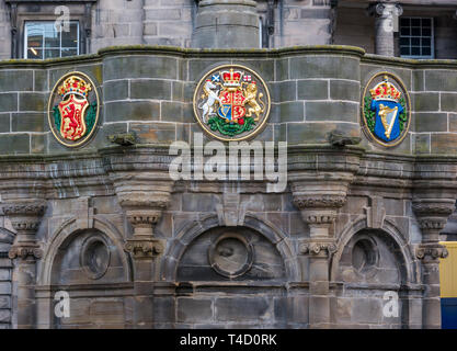 Scottish Royal stat of Arms, Mercat Cross, Parliament Square, Royal Mile, Edimburgo, Scozia, Regno Unito Foto Stock